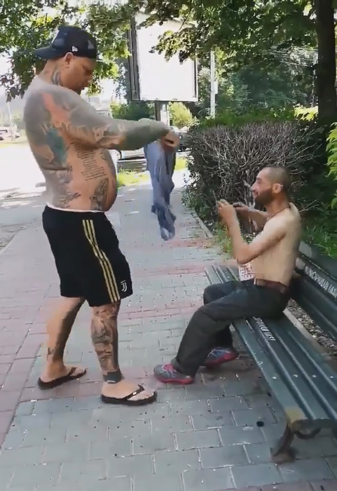 Ce i-a făcut tânărul tatuat din imagine unui cerșetor pe care l-a văzut la bustul gol, pe o bancă din Iași. Imaginile au devenit virale în toată România