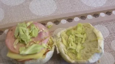 De-a dreptul scârbos! Ce a descoperit un elev într-un sandviş primit de la şcoală? A ajuns de urgenţă la spital