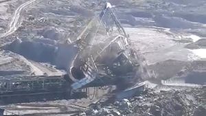 Imagini apocaliptice în Vâlcea. Principalul excavator care scotea cărbune la exploatarea de la Alunu a fost înghițit de pământ