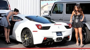 Kim Kardashian si-a luat masina noua! Cum arata minunea de 325.000 de dolari!