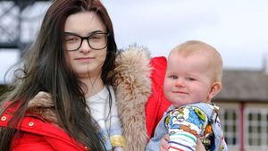 O adolescentă din UK a aflat că este gravidă abia când a intrat în travaliu, deși, și-a făcut teste de sarcină și au fost negative: “Am fost șocată că el este al meu”