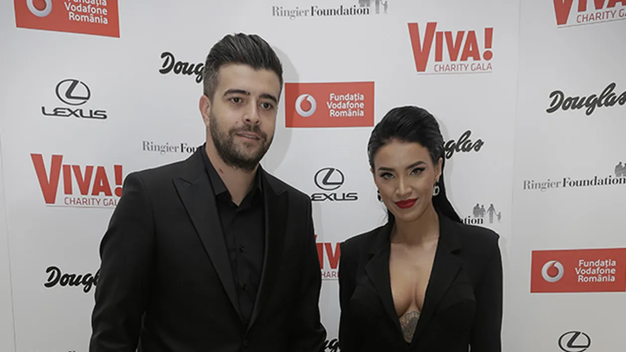 Adelina a venit cu Speak aseară la un eveniment! Lumea nu şi-a putut lua ochii de la decolteul ei! Ce se vedea între sâni