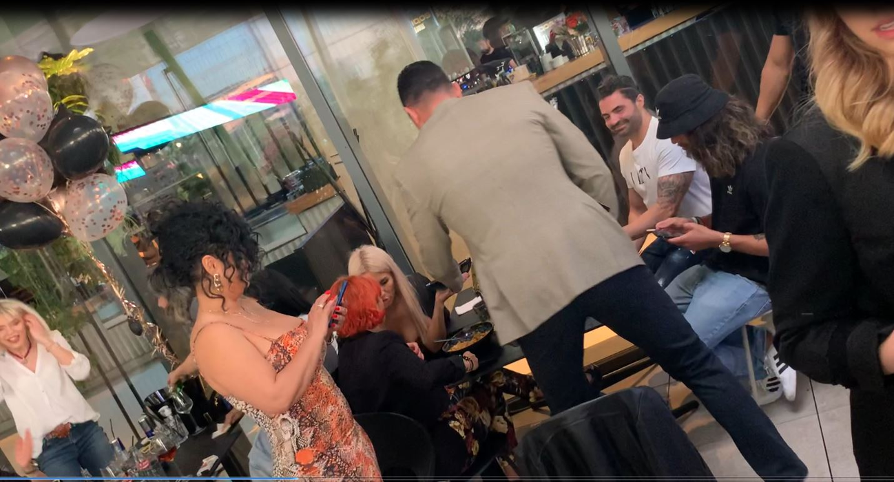 Ioana, văduva lui Nae Nicolae, zis Regele Imobiliarelor, s-a distrat într-un club, alături de Pepe și iubita lui, Yasmina