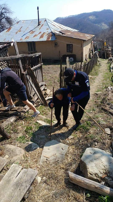 Povestea emoționantă a lui tataia Ion și a soției sale, Tudora. La 93 de ani, bătrânul traversează două dealuri pentru a cumpăra o pâine și nu are curent electric