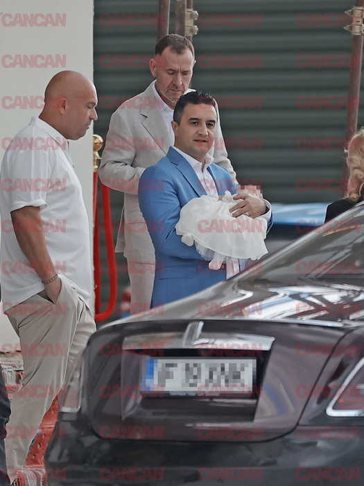 Lucian Becali cu bebelușul creștinat, la ieșirea din biserică