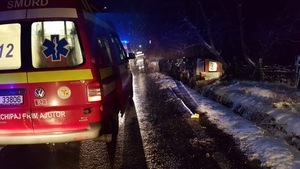 O minoră gravidă a fost rănită, după ce ambulanța care o transporta a fost implicată într-un accident