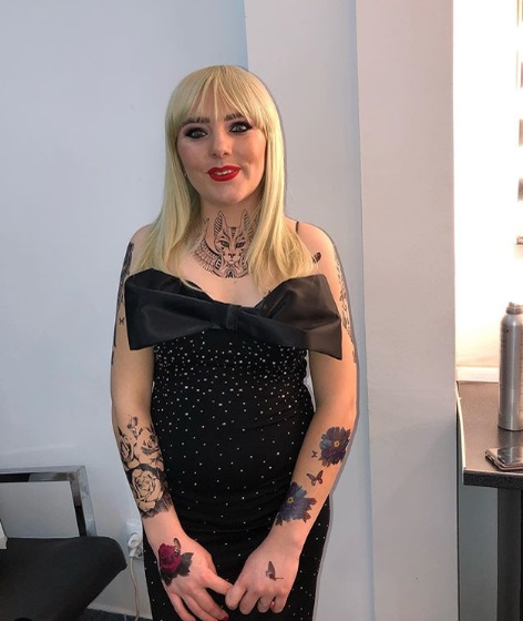 Ieri nimeni nu o știa, acum e vedetă la Acces Direct, pe canapea! Cum arăta Vulpița la prima apariție pe sticlă și care e numele ei real