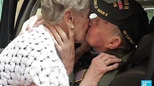 VIDEO emoționant. Un soldat american și o franțuzoaică s-au reîntâlnit după 75 de ani, de când au trăit prima dragoste, pe vremea celui de-al Doilea Război Mondial