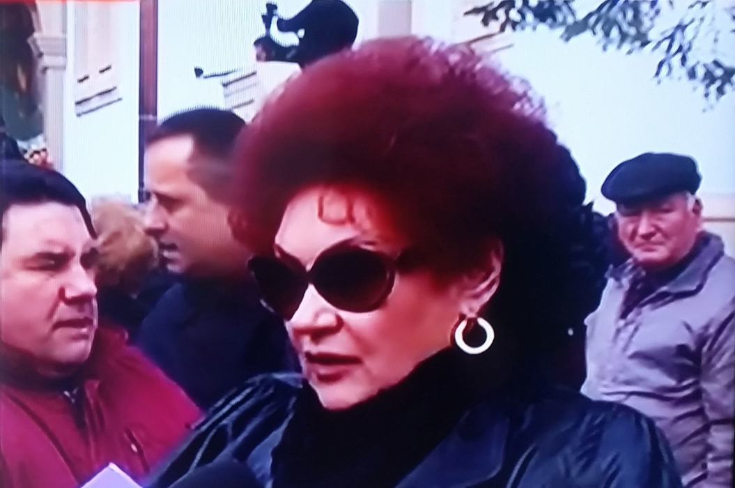 Elena Merişoreanu a venit să-şi conducă prietena pe ultimul drum, nemaiputând să-şi stăpânească lacrimile.