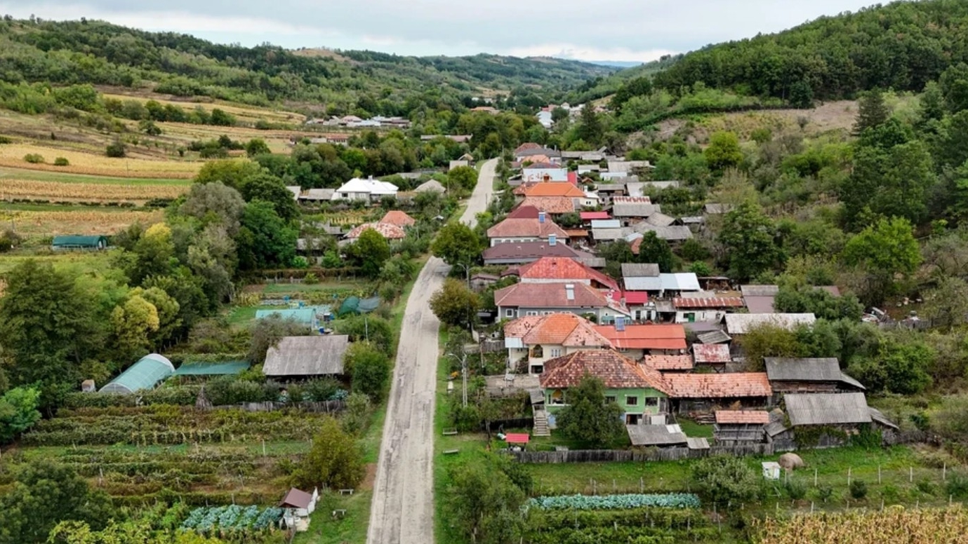Localitatea din România fără apă potabilă și canalizare funcțională, dar cu bani pentru capace frigorifice de sicriu