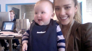 Facebook e peste tot, inclusiv pe bavetica fetitei actritei Jessica Alba!