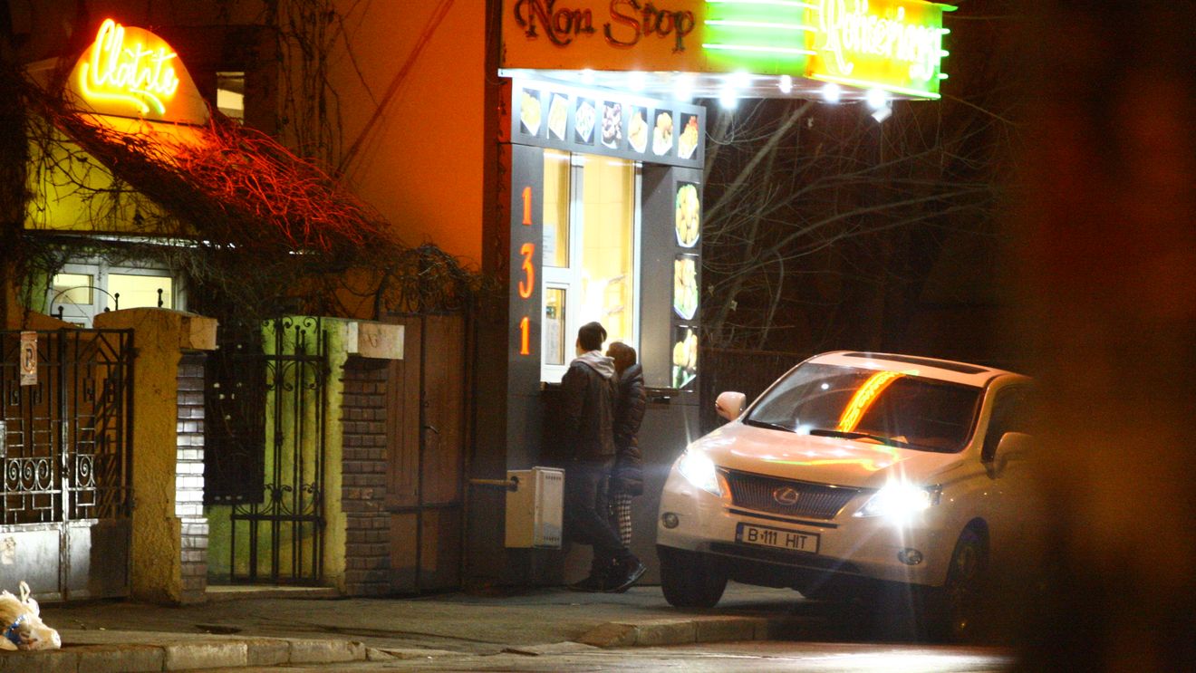 Elena Gheorghe isi incepe noptile cu exces de... dulce. Cantareata asezoneaza clatitele hipercalorice cu saruturi si imbratisari!