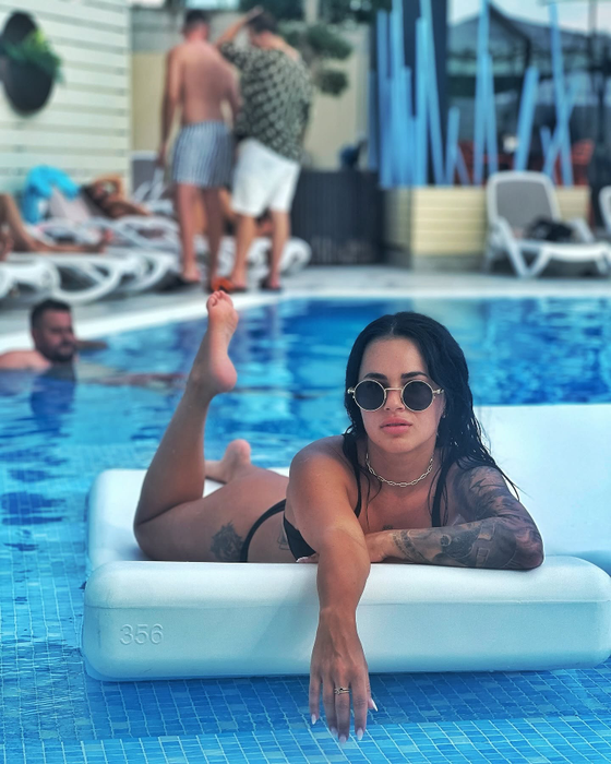 O mai ții minte pe Deea? Ce s-a ales de prima femeie care a căzut în ispită la Insula Iubirii. S-a tatuat din cap până-n picioare și a ajuns de nerecunoscut
