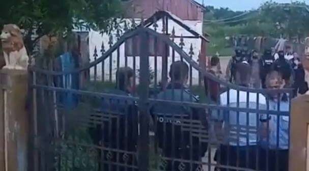 Mascaţii au intervenit în forţă să-l elibereze pe hoţul sechestrat