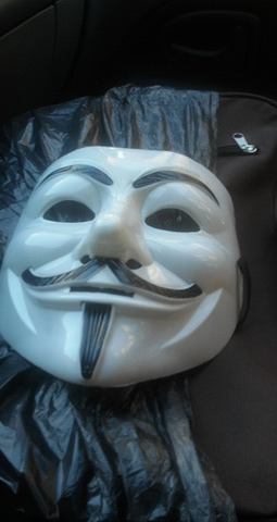 Masca Anonymous abandonată de atacator