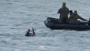 A prins crucea aruncată în mare, dar apoi a rămas fără ea: ”Mi-a smuls-o din mână și a început să mă lovească cu pumnii și picioarele”