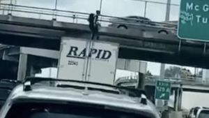 Sfârșit tragic pentru un tânăr de 25 de ani. S-a filmat în timp ce dansa pe un TIR, dar nu a văzut că se apropie un pod
