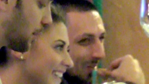 Intalnire de gradul zero intre Antonia si impresarul bataus al Alexandrei Stan. La masa de taina s-a asezat si fostul Innei