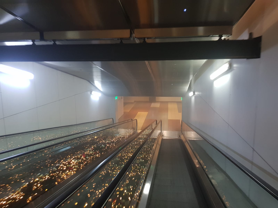 Incendiu într-un mall din Capitală. Mai multe echipaje de pompieri încearcă să stingă focul. Avem primele imagini