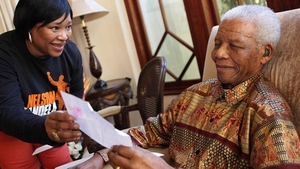 Coincidenta CUTREMURATOARE: Vezi ce facea fiica lui Nelson Mandela chiar in timp ce tatal ei isi dadea ultima suflare