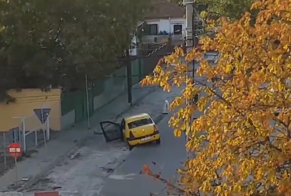 VIDEO / Un taximetrist a căzut cu maşina într-o groapă! Gestul ilegal făcut de şofer, după ce autoturismul a rămas suspendat