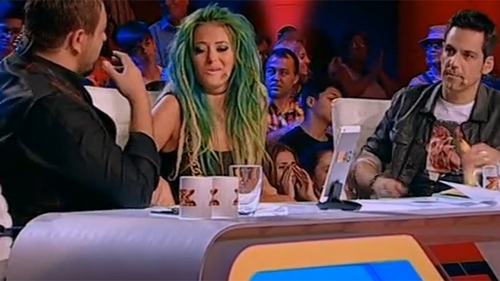 Mama unui concurent de la X Factor a fost distrusa de durere! S-a pus in genunchi si a inceput sa planga