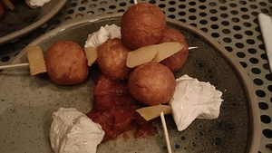 Ireal! Cât au putut să plătească 4 bucureșteni pentru 4 porții de papanași, un pahar cu vin și o sticlă de apă plată într-un restaurant din Capitală