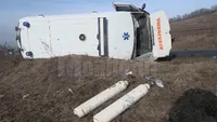 Accidente incredibile pe E85: o maşină a răsturnat o ambulanţă şi un tir a intrat într-o coloană