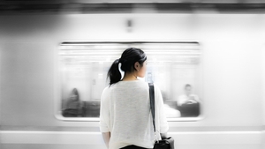 O mamă surprinsă într-o fotografie la metrou a ajuns faimoasă peste noapte. De ce s-a viralizat imaginea. FOTO