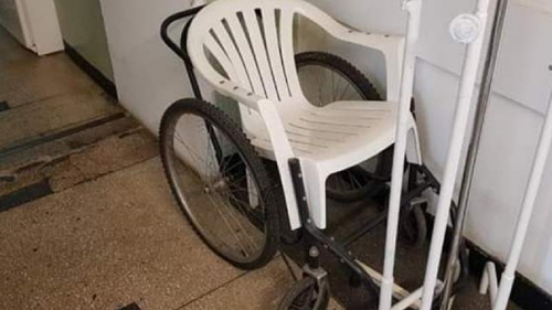 Improvizație made in Romania! Scaun de cârciumă, pe post de cărucior cu rotile, într-un spital din Craiova