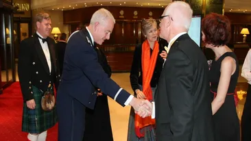 Licitatie caritabila pentru lumea buna a Capitalei! Vezi cine a scos bani din buzunar si ce incident le-a tulburat linistea