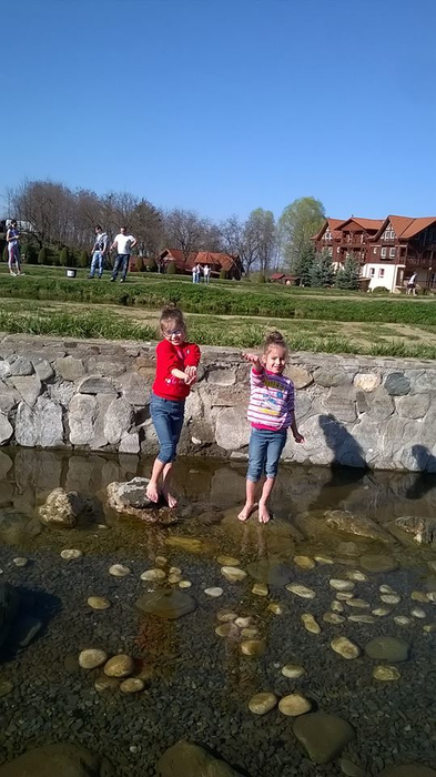 Anastasia (foto stânga ), alături de surioara ei mai mică, Rebeca.