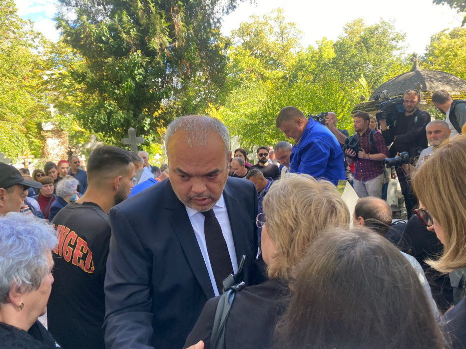 Alexandru Arșinel a fost înmormântat în cimitirul Bellu, duminică, în jurul prânzului. A fost condus pe ultimul drum de peste 200 de oamani (Foto: CANCAN.RO)
