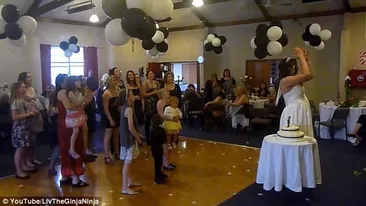 Dumnezeule mare! Tinea in brate un bebelus cand mireasa a aruncat buchetul! Ce a urmat e incredibil