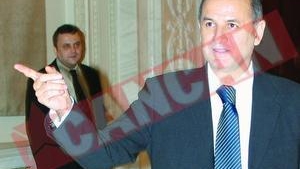 Ii arata cu degetul pe fostii membri ai CA