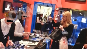 Au înnebunit-o cristalele! Daciana Sârbu a plecat dintr-un magazin Swarovski încărcată cu punguţe pline de bijuterii!