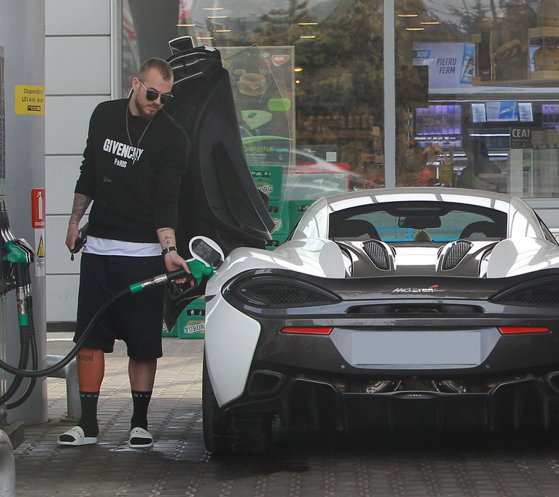 Denis Alibec a coborât în papuci la benzinărie ca să facă plinul McLaren-ului de 170.000 € (SURSA FOTO: CANCAN.RO)
