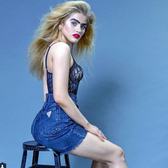 Este manechin de succes şi arată aşa! Blonda refuză să se penseze dintr-un motiv uluitor
