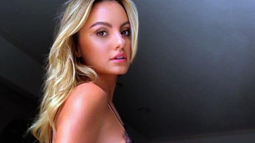 Alexandra Stan a încins atmosfera pe plajă! O altă ședință foto topless la malul mării face ravagii pe Internet