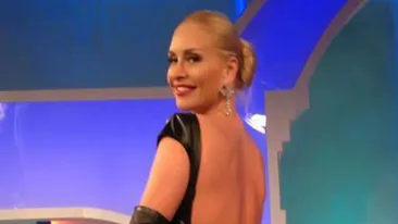 Vica lui Piturca, in EXTAZ! Blondina pozeaza cu sanii pe afara! Vezi cea mai provocatoare tinuta pe care a imbracat-o vreodata!