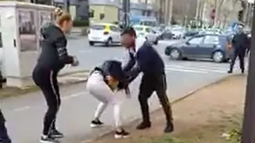 Scene șocante la Târgoviște. Un tânăr și-a luat la bătaie fosta iubită, în plină stradă - VIDEO