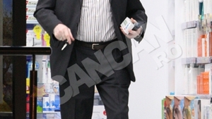 La ceas de seara! "Mister" Dinu isi face plinul de medicamente