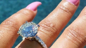 I-a oferit un inel cu un diamant imens, iar ea a spus ”DA”! Un cuplu celebru s-a logodit