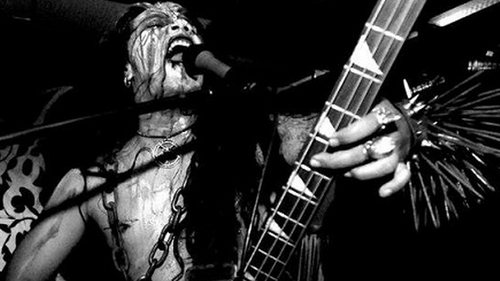 L-au gasit intr-o BALTA de SANGE! Un cantaret rock a fost injunghiat de 30 de ori de un fan! Motivul CRIMEI este INCREDIBIL!