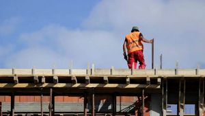 Ce salariu are un muncitor pe șantier în România în 2026. Ce sumă primește lunar