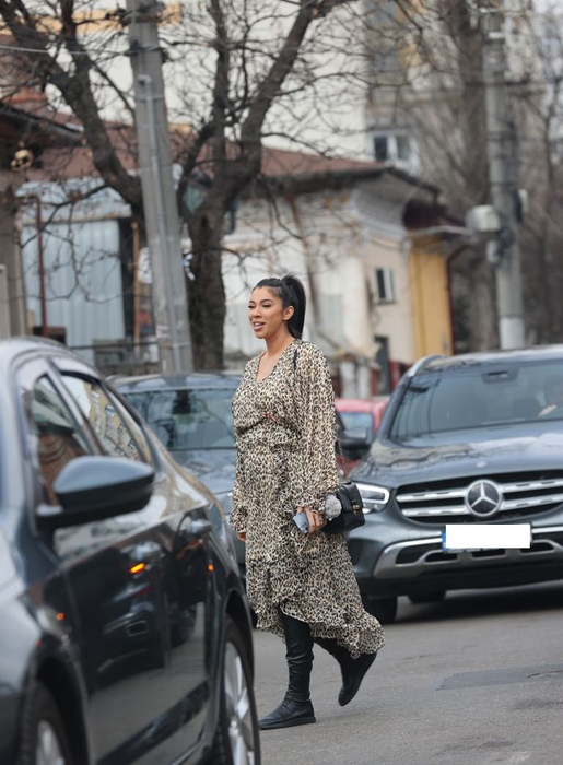 Raluca Pastramă se îndreaptă, veselă, către grădiniță (Foto: CANCAN.RO)