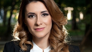 O dată în viaţă o vezi aşa pe IULIANA TUDOR! N-o recunoşti pe stradă când apare nemachiată!