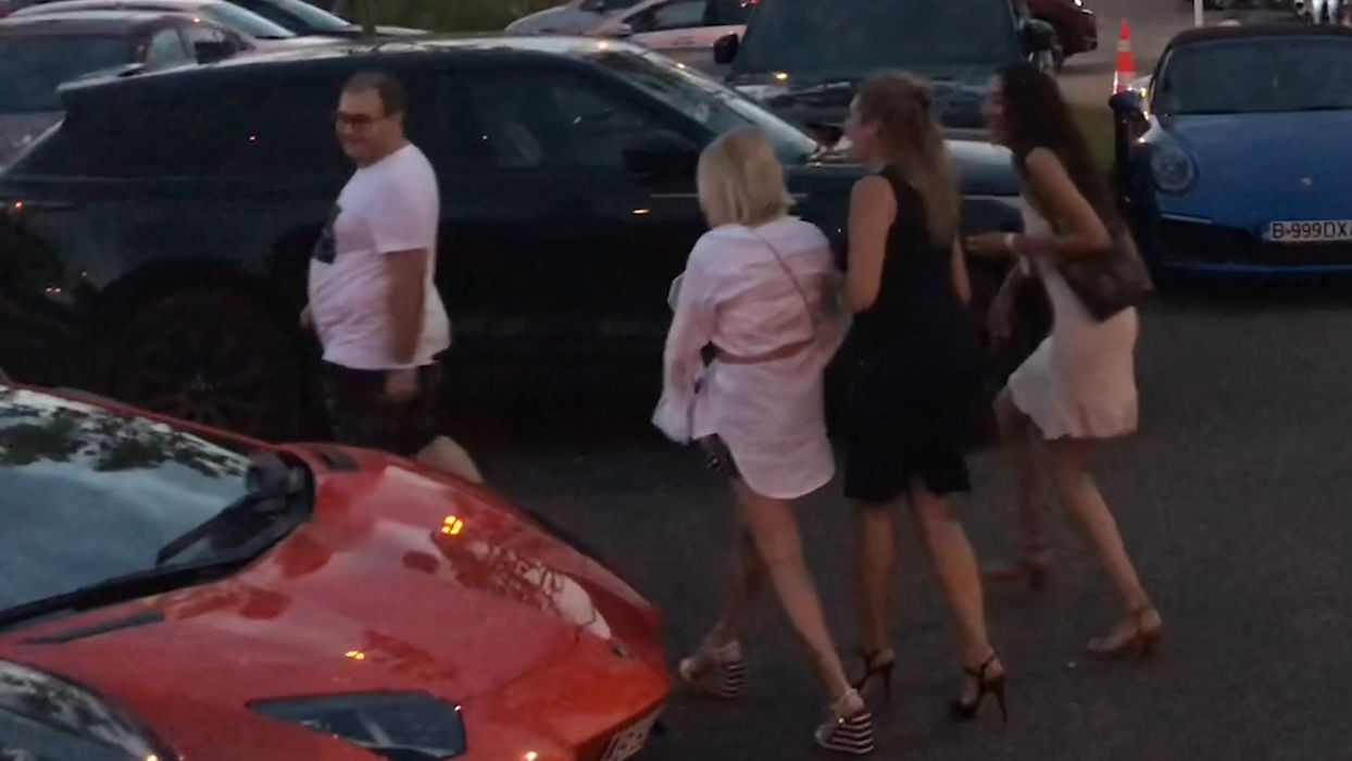 Roni Herșcovici, în timp ce se îndrepta spre bolidul său de lux