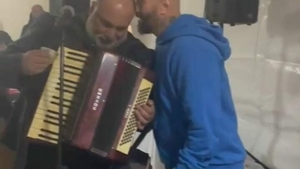 VIDEO | “Emblemele României” s-au strâns în jurul acordeonului, acasă la Ghenosu. Nuțu Cămătaru, Adrian Mogoș și alte personaje controversate i-au fost alături