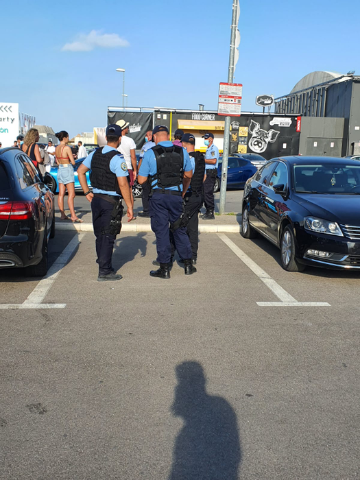 Bătaie ca în filme într-un celebru local din Mamaia Nord. Trei bărbați au ajuns la spital. VIDEO